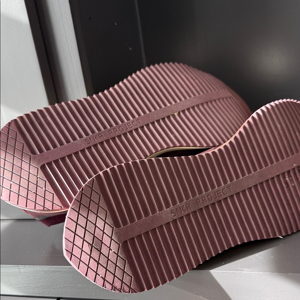 Stylish Burgundy Camouflage Men's Sneakers - Picture 3 of 3